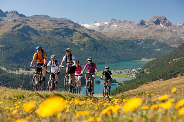ENGADIN St. Moritz: Mountainbiker bei einer Bergtour