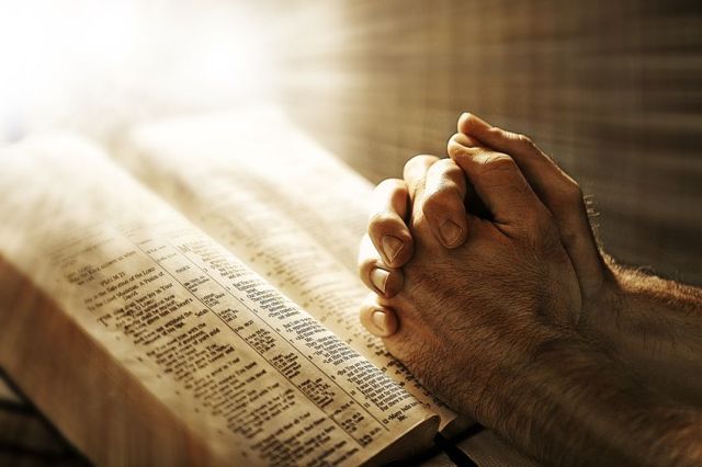 worship-praying-bible-light
